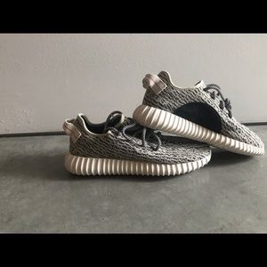 Adidas Yeezy turtle doves new with no box. Sz 9